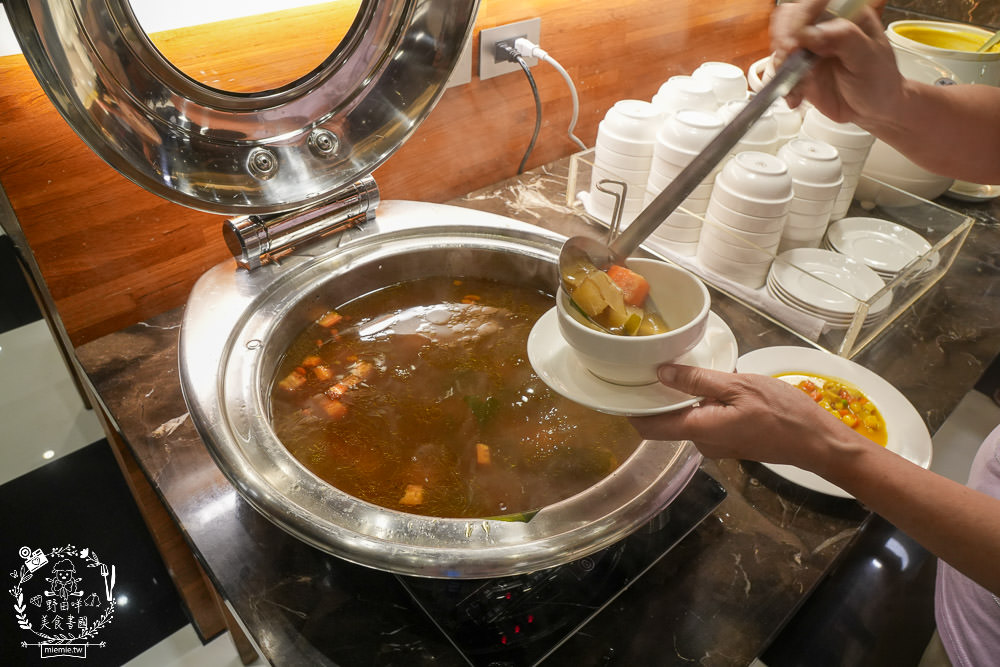 康橋商旅花蓮站前館超澎派的一泊三食!宵夜晚餐有歌手駐唱?中西式自助早餐飽到天靈蓋!居然還有貼心的下午茶點心