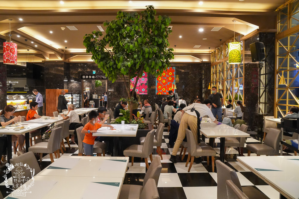 康橋商旅花蓮站前館超澎派的一泊三食!宵夜晚餐有歌手駐唱?中西式自助早餐飽到天靈蓋!居然還有貼心的下午茶點心