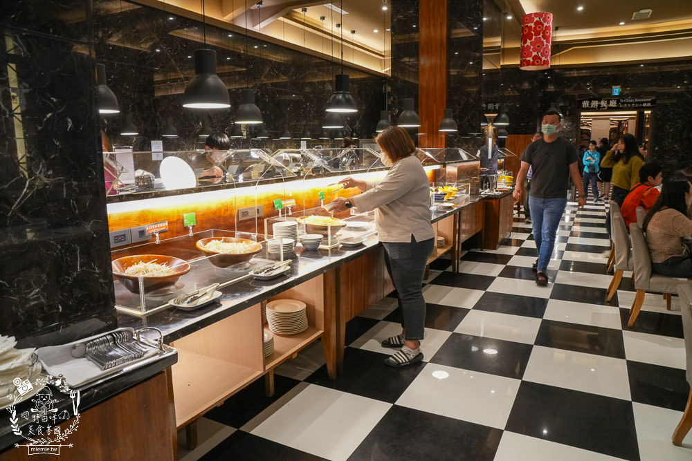 康橋商旅花蓮站前館超澎派的一泊三食!宵夜晚餐有歌手駐唱?中西式自助早餐飽到天靈蓋!居然還有貼心的下午茶點心