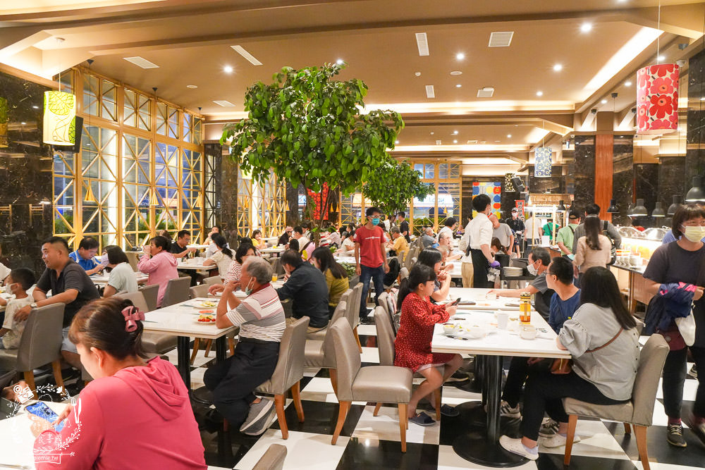 康橋商旅花蓮站前館超澎派的一泊三食!宵夜晚餐有歌手駐唱?中西式自助早餐飽到天靈蓋!居然還有貼心的下午茶點心