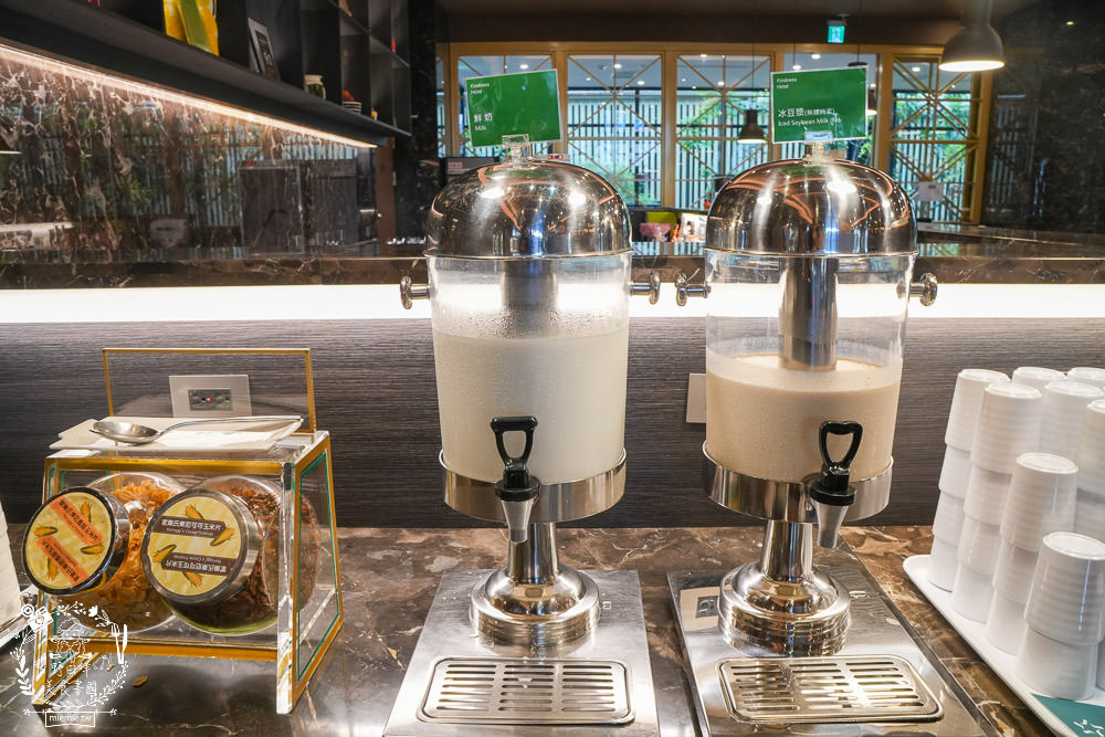 康橋商旅花蓮站前館超澎派的一泊三食!宵夜晚餐有歌手駐唱?中西式自助早餐飽到天靈蓋!居然還有貼心的下午茶點心