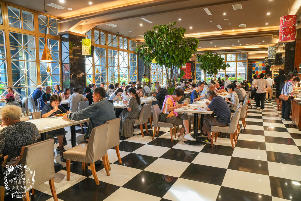 康橋商旅花蓮站前館超澎派的一泊三食!宵夜晚餐有歌手駐唱?中西式自助早餐飽到天靈蓋!居然還有貼心的下午茶點心