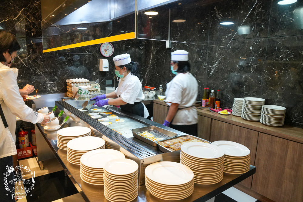 康橋商旅花蓮站前館超澎派的一泊三食!宵夜晚餐有歌手駐唱?中西式自助早餐飽到天靈蓋!居然還有貼心的下午茶點心