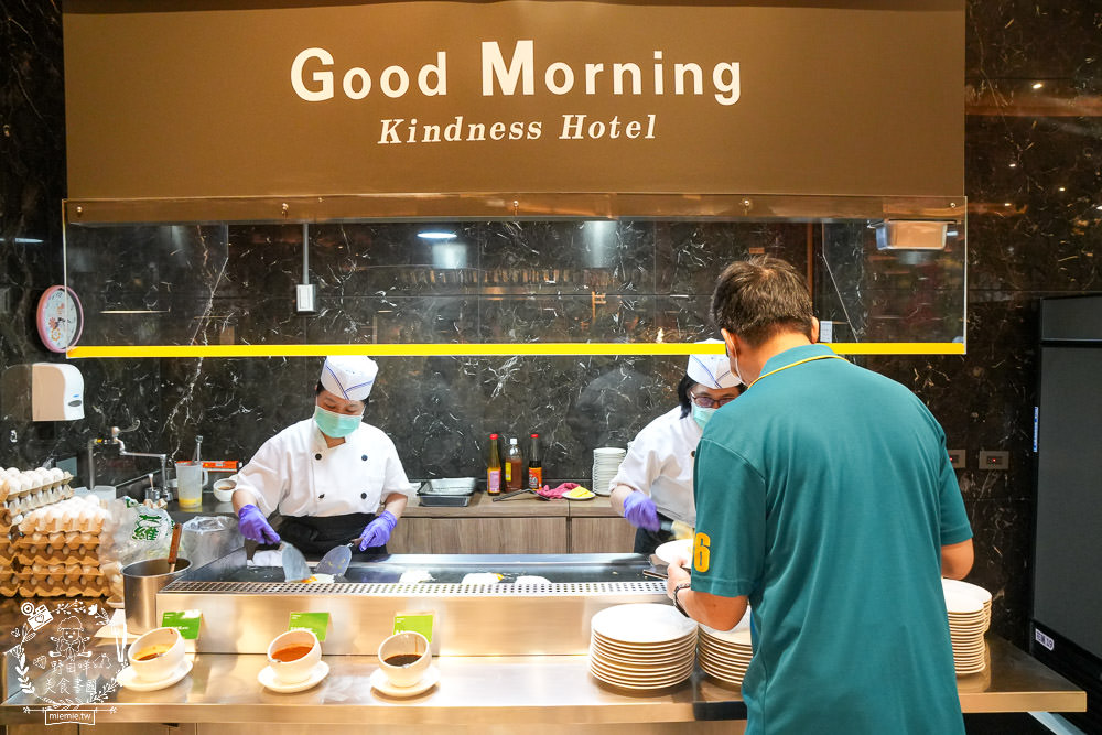 康橋商旅花蓮站前館超澎派的一泊三食!宵夜晚餐有歌手駐唱?中西式自助早餐飽到天靈蓋!居然還有貼心的下午茶點心
