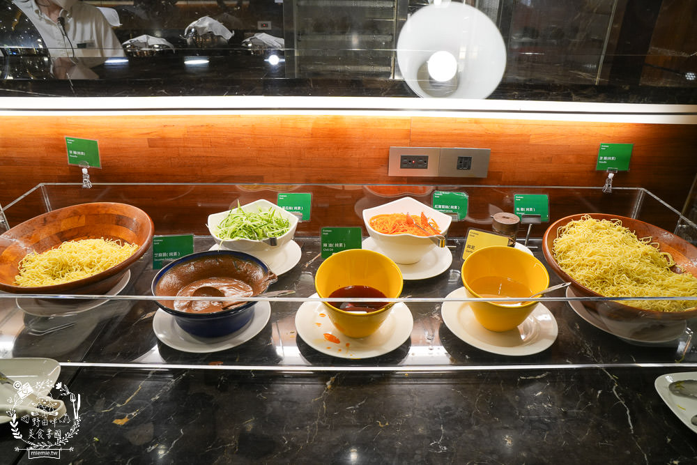 康橋商旅花蓮站前館超澎派的一泊三食!宵夜晚餐有歌手駐唱?中西式自助早餐飽到天靈蓋!居然還有貼心的下午茶點心