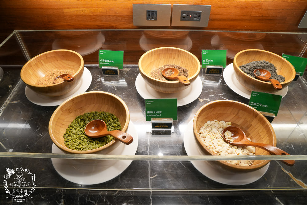 康橋商旅花蓮站前館超澎派的一泊三食!宵夜晚餐有歌手駐唱?中西式自助早餐飽到天靈蓋!居然還有貼心的下午茶點心