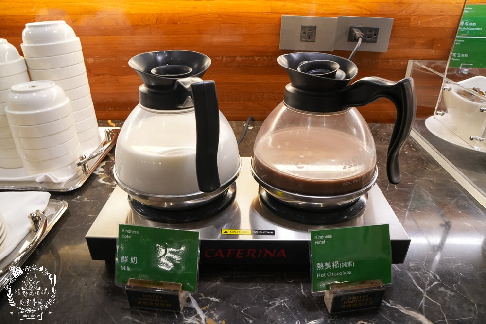 康橋商旅花蓮站前館超澎派的一泊三食!宵夜晚餐有歌手駐唱?中西式自助早餐飽到天靈蓋!居然還有貼心的下午茶點心