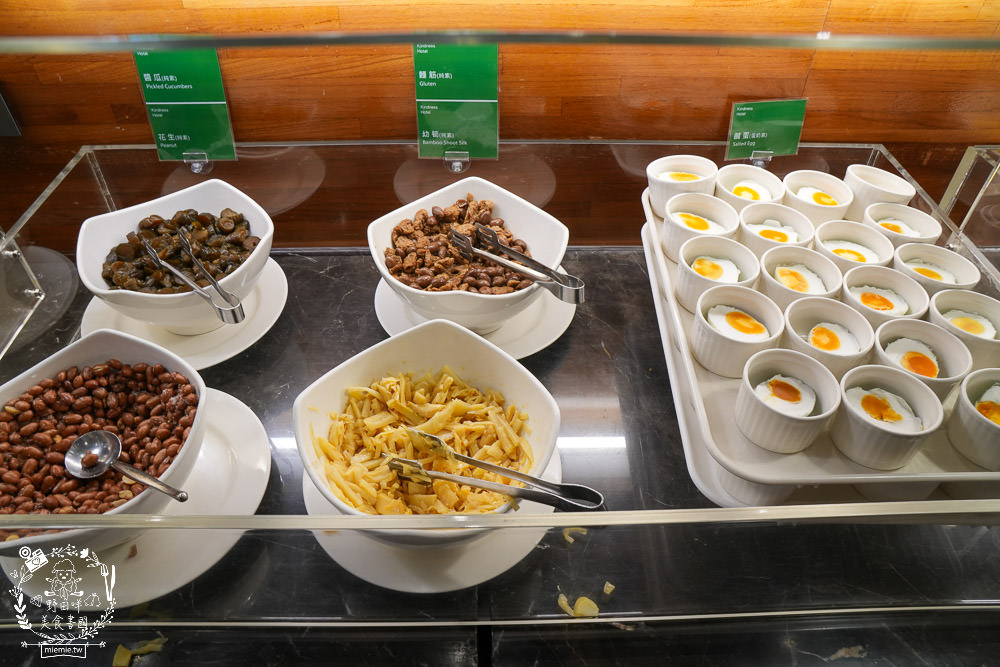 康橋商旅花蓮站前館超澎派的一泊三食!宵夜晚餐有歌手駐唱?中西式自助早餐飽到天靈蓋!居然還有貼心的下午茶點心