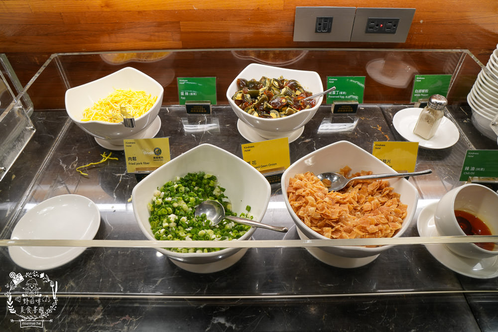 康橋商旅花蓮站前館超澎派的一泊三食!宵夜晚餐有歌手駐唱?中西式自助早餐飽到天靈蓋!居然還有貼心的下午茶點心