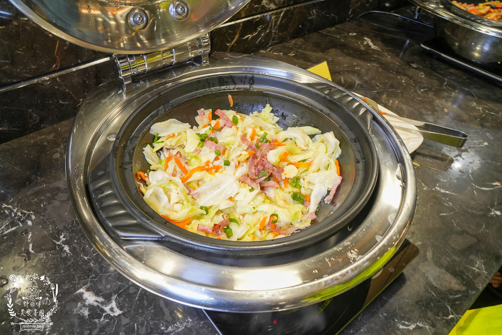 康橋商旅花蓮站前館超澎派的一泊三食!宵夜晚餐有歌手駐唱?中西式自助早餐飽到天靈蓋!居然還有貼心的下午茶點心