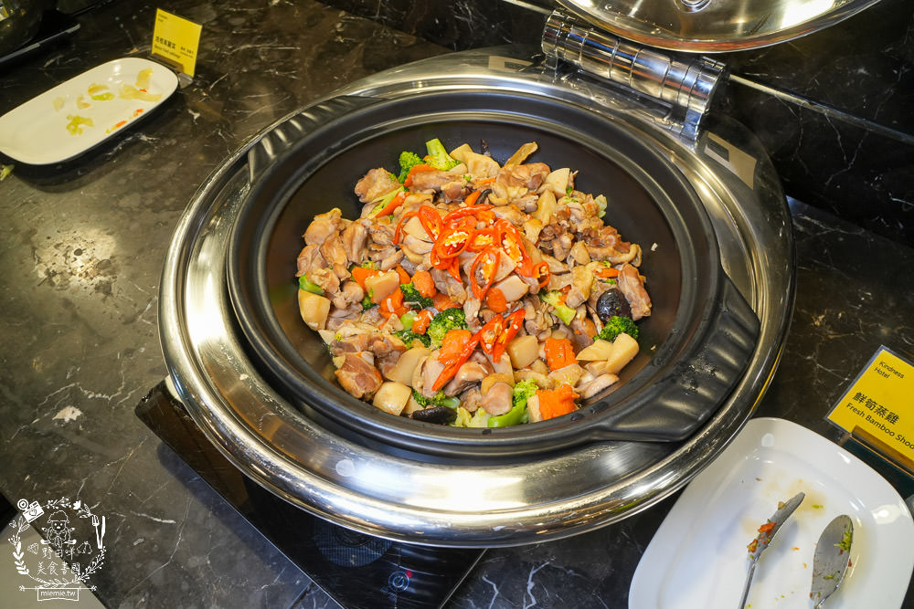 康橋商旅花蓮站前館超澎派的一泊三食!宵夜晚餐有歌手駐唱?中西式自助早餐飽到天靈蓋!居然還有貼心的下午茶點心