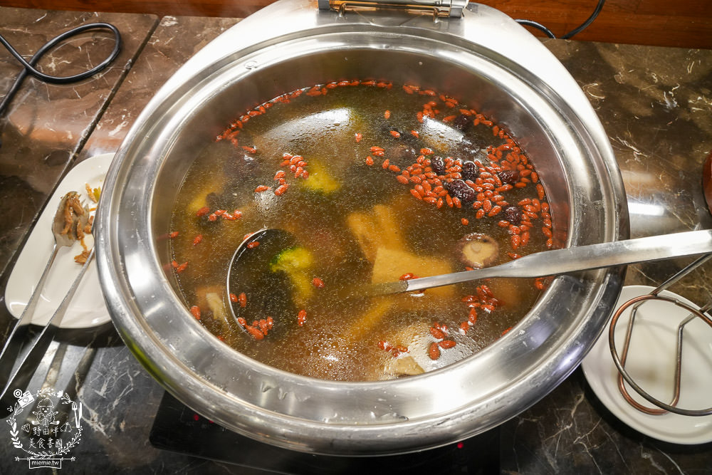 康橋商旅花蓮站前館超澎派的一泊三食!宵夜晚餐有歌手駐唱?中西式自助早餐飽到天靈蓋!居然還有貼心的下午茶點心