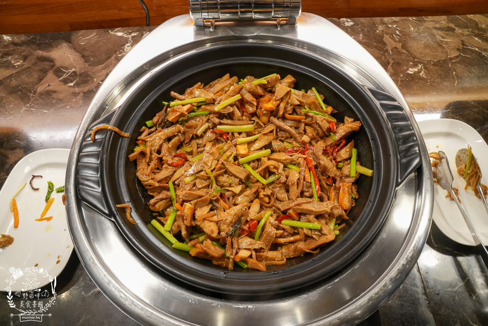 康橋商旅花蓮站前館超澎派的一泊三食!宵夜晚餐有歌手駐唱?中西式自助早餐飽到天靈蓋!居然還有貼心的下午茶點心