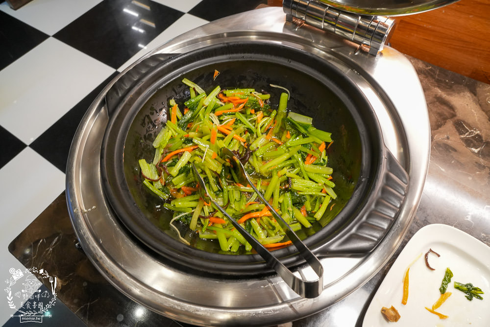 康橋商旅花蓮站前館超澎派的一泊三食!宵夜晚餐有歌手駐唱?中西式自助早餐飽到天靈蓋!居然還有貼心的下午茶點心