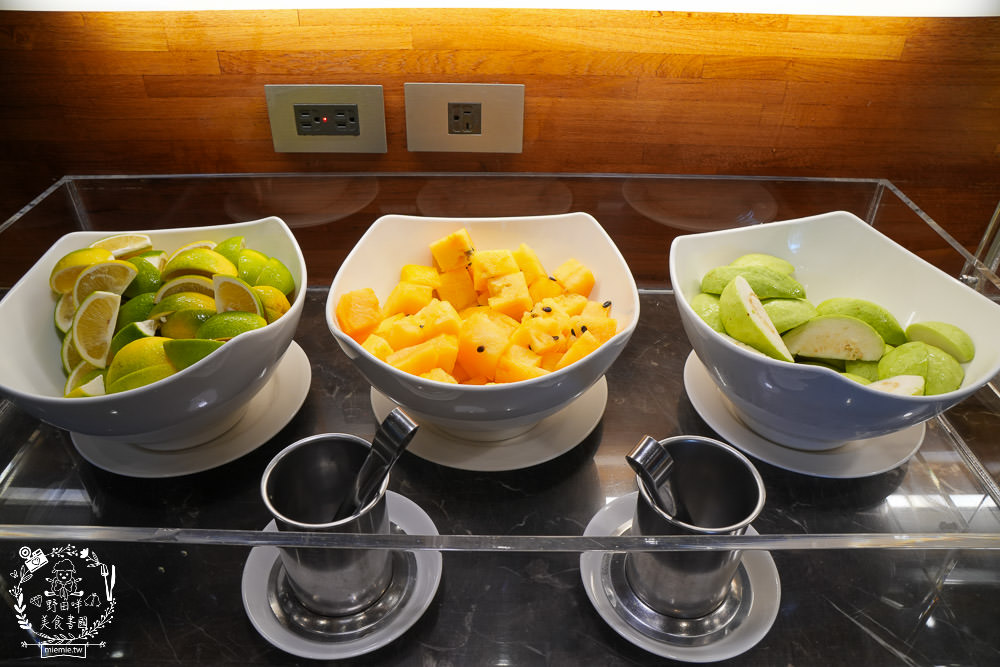 康橋商旅花蓮站前館超澎派的一泊三食!宵夜晚餐有歌手駐唱?中西式自助早餐飽到天靈蓋!居然還有貼心的下午茶點心