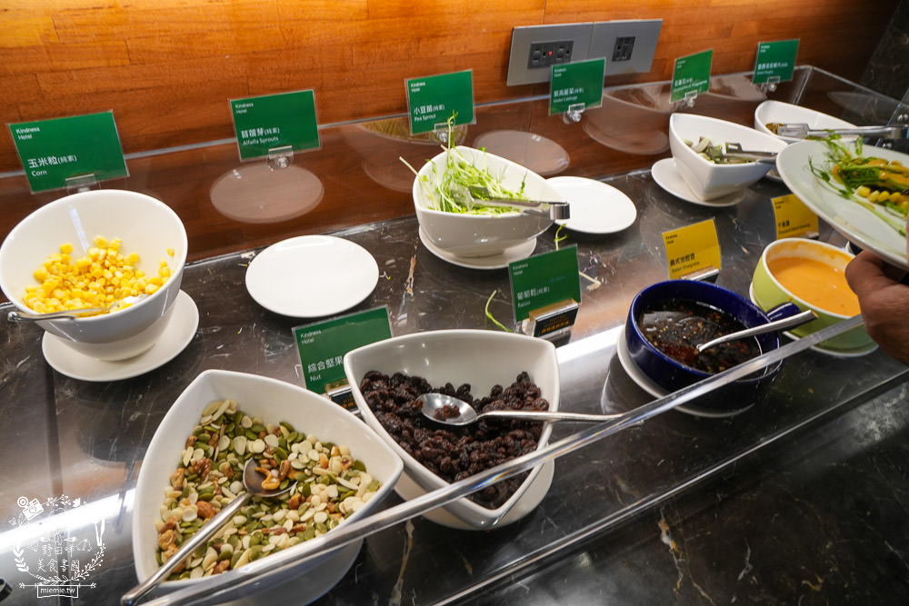 康橋商旅花蓮站前館超澎派的一泊三食!宵夜晚餐有歌手駐唱?中西式自助早餐飽到天靈蓋!居然還有貼心的下午茶點心