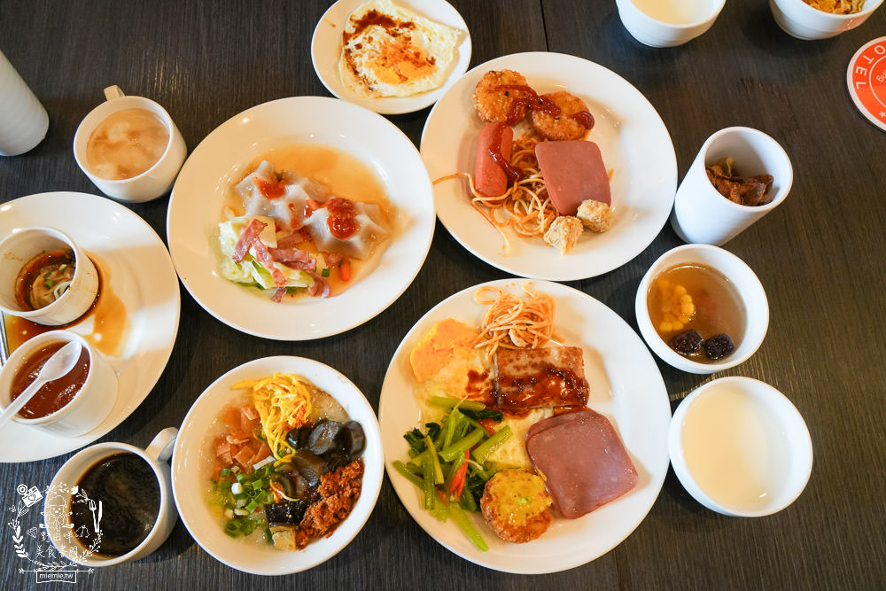 康橋商旅花蓮站前館超澎派的一泊三食!宵夜晚餐有歌手駐唱?中西式自助早餐飽到天靈蓋!居然還有貼心的下午茶點心