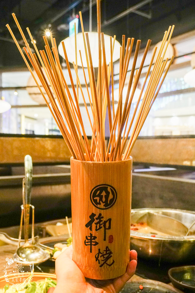 御串燒麻辣火鍋吃到飽|高雄也能吃到串串燒的重慶火鍋?最低558元就超過100種選項超霸氣!麻辣小龍蝦+水煮魚香麻帶勁!