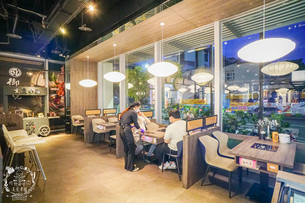 御串燒麻辣火鍋吃到飽|高雄也能吃到串串燒的重慶火鍋?最低558元就超過100種選項超霸氣!麻辣小龍蝦+水煮魚香麻帶勁!