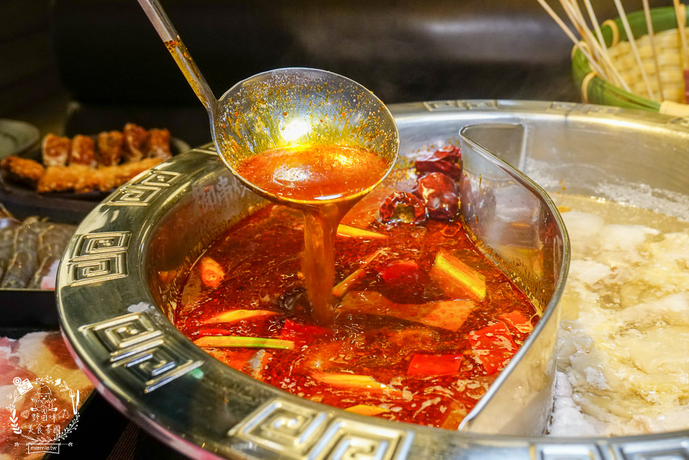 御串燒麻辣火鍋吃到飽|高雄也能吃到串串燒的重慶火鍋?最低558元就超過100種選項超霸氣!麻辣小龍蝦+水煮魚香麻帶勁!