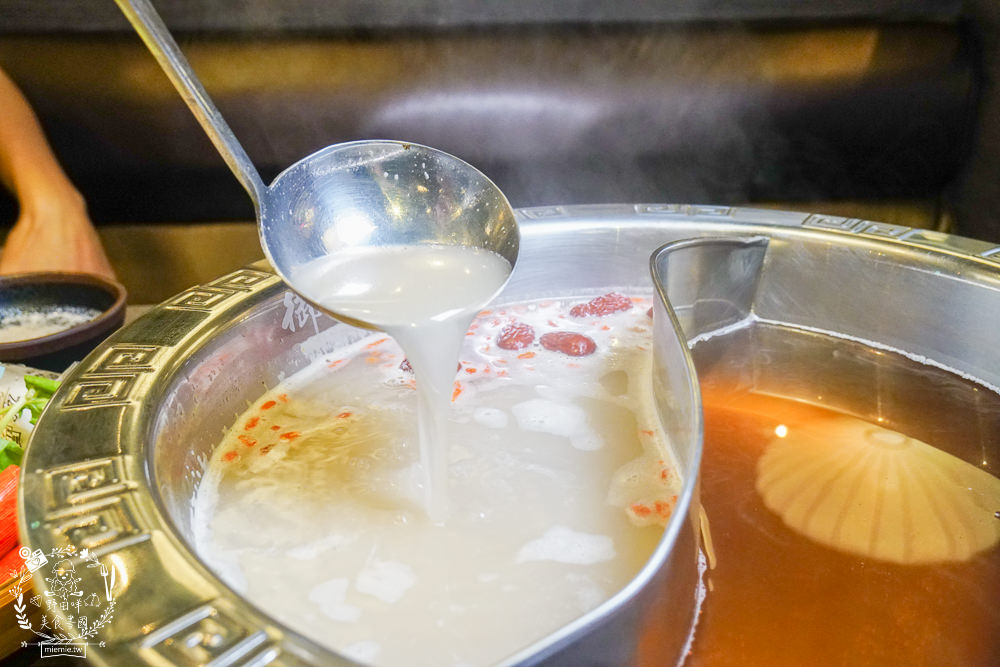 御串燒麻辣火鍋吃到飽|高雄也能吃到串串燒的重慶火鍋?最低558元就超過100種選項超霸氣!麻辣小龍蝦+水煮魚香麻帶勁!