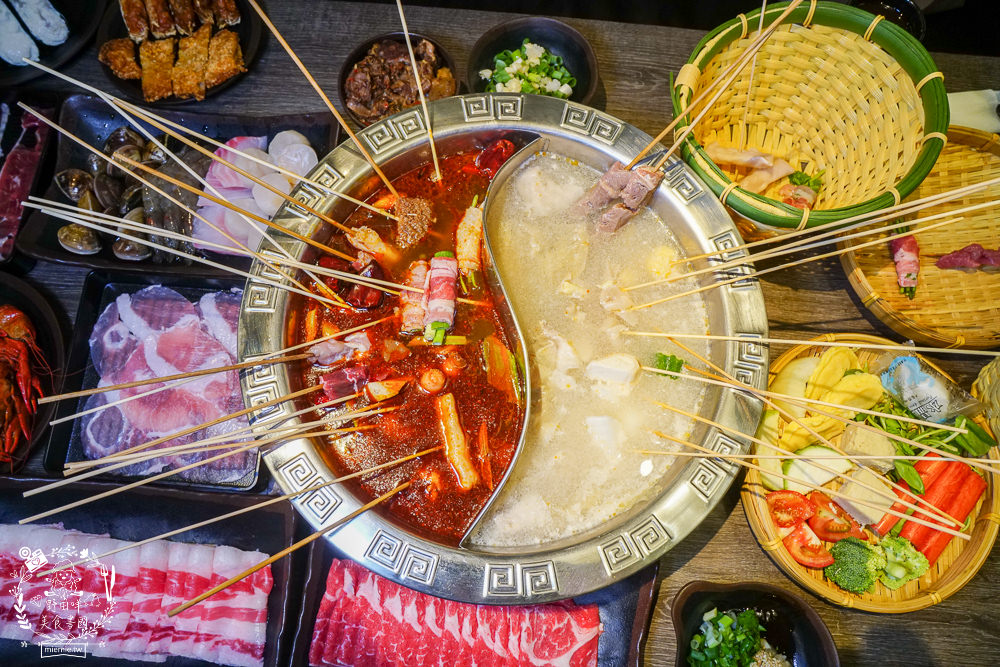 御串燒麻辣火鍋吃到飽|高雄也能吃到串串燒的重慶火鍋?最低558元就超過100種選項超霸氣!麻辣小龍蝦+水煮魚香麻帶勁!