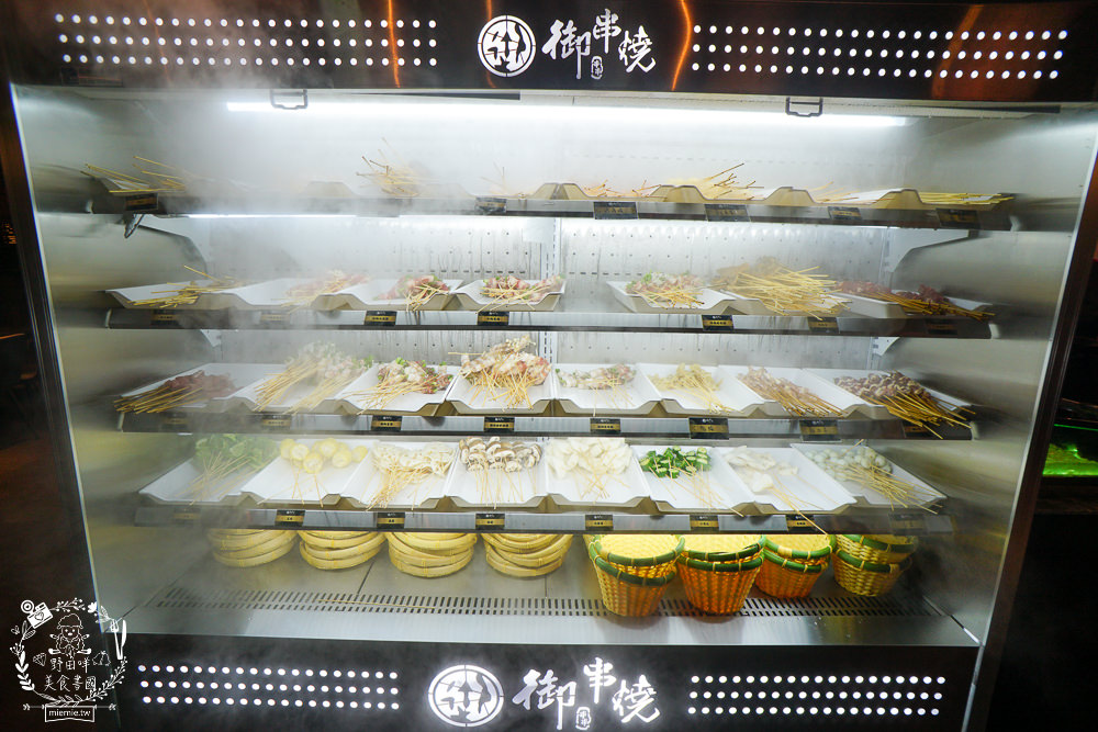 御串燒麻辣火鍋吃到飽|高雄也能吃到串串燒的重慶火鍋?最低558元就超過100種選項超霸氣!麻辣小龍蝦+水煮魚香麻帶勁!