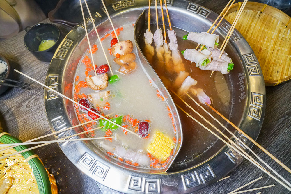 御串燒麻辣火鍋吃到飽|高雄也能吃到串串燒的重慶火鍋?最低558元就超過100種選項超霸氣!麻辣小龍蝦+水煮魚香麻帶勁!