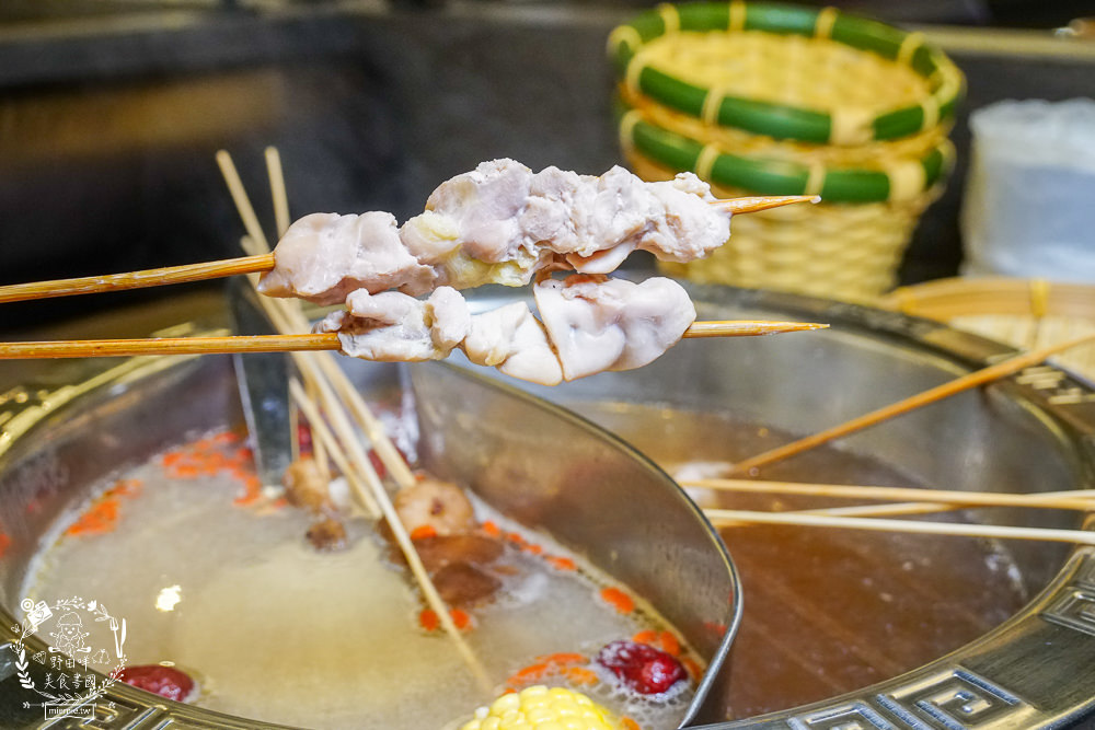 御串燒麻辣火鍋吃到飽|高雄也能吃到串串燒的重慶火鍋?最低558元就超過100種選項超霸氣!麻辣小龍蝦+水煮魚香麻帶勁!