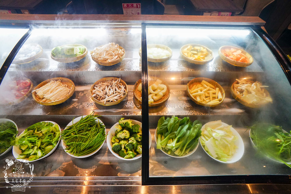 御串燒麻辣火鍋吃到飽|高雄也能吃到串串燒的重慶火鍋?最低558元就超過100種選項超霸氣!麻辣小龍蝦+水煮魚香麻帶勁!