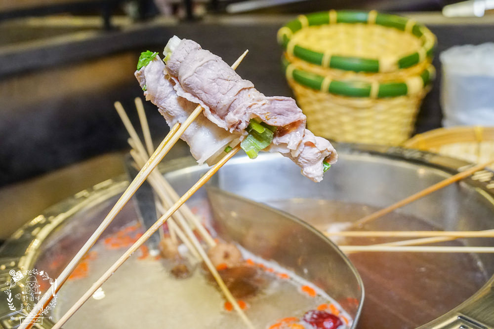 御串燒麻辣火鍋吃到飽|高雄也能吃到串串燒的重慶火鍋?最低558元就超過100種選項超霸氣!麻辣小龍蝦+水煮魚香麻帶勁!