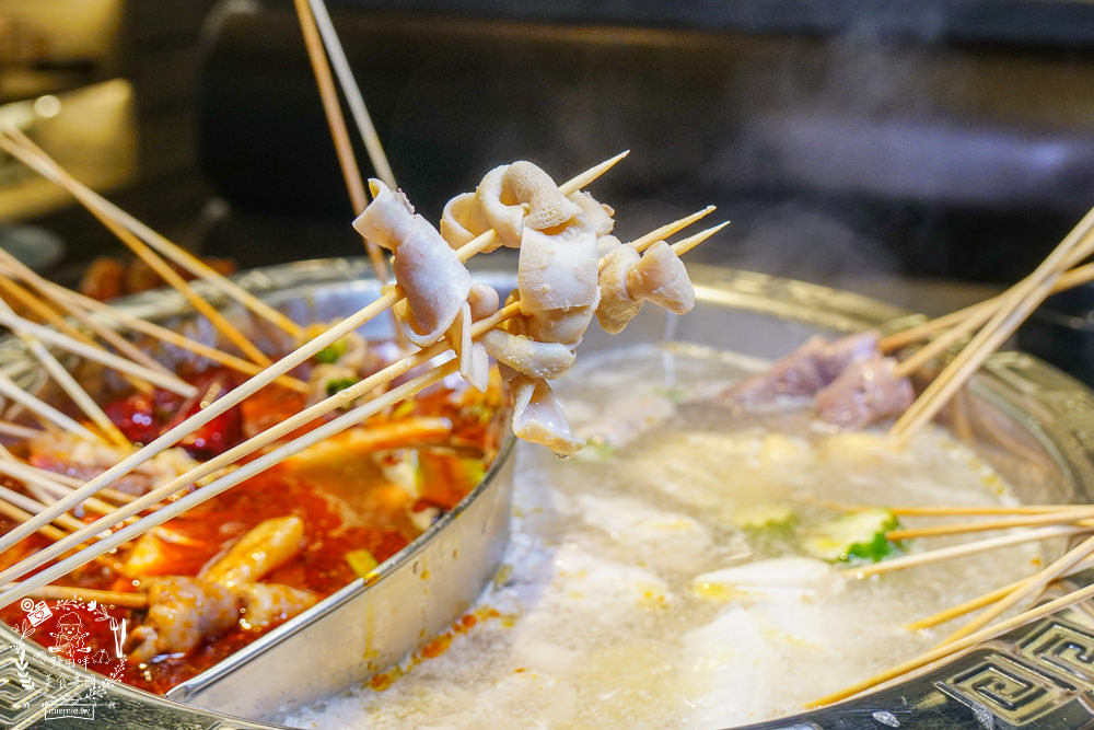 御串燒麻辣火鍋吃到飽|高雄也能吃到串串燒的重慶火鍋?最低558元就超過100種選項超霸氣!麻辣小龍蝦+水煮魚香麻帶勁!