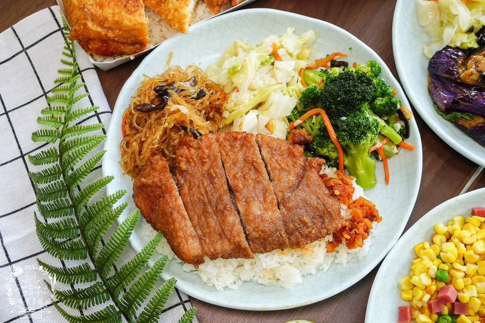 高雄便當推薦[御蕎園排骨飯]三民高CP值便當店!滷肉排骨雙拼人氣推薦!霸氣特餐超豐盛?