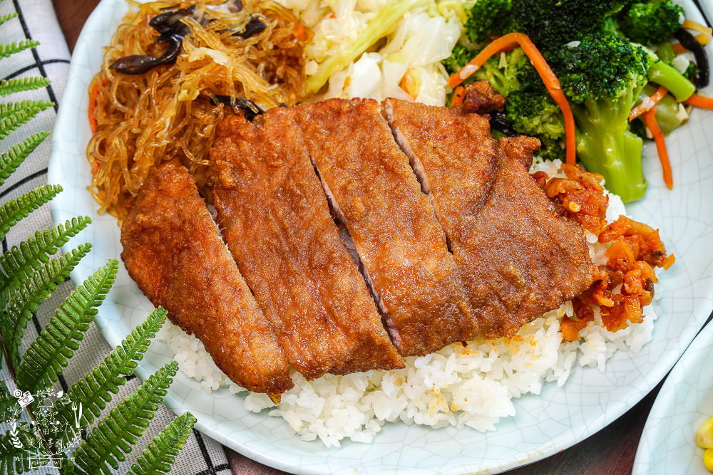 高雄便當推薦[御蕎園排骨飯]三民高CP值便當店!滷肉排骨雙拼人氣推薦!霸氣特餐超豐盛?