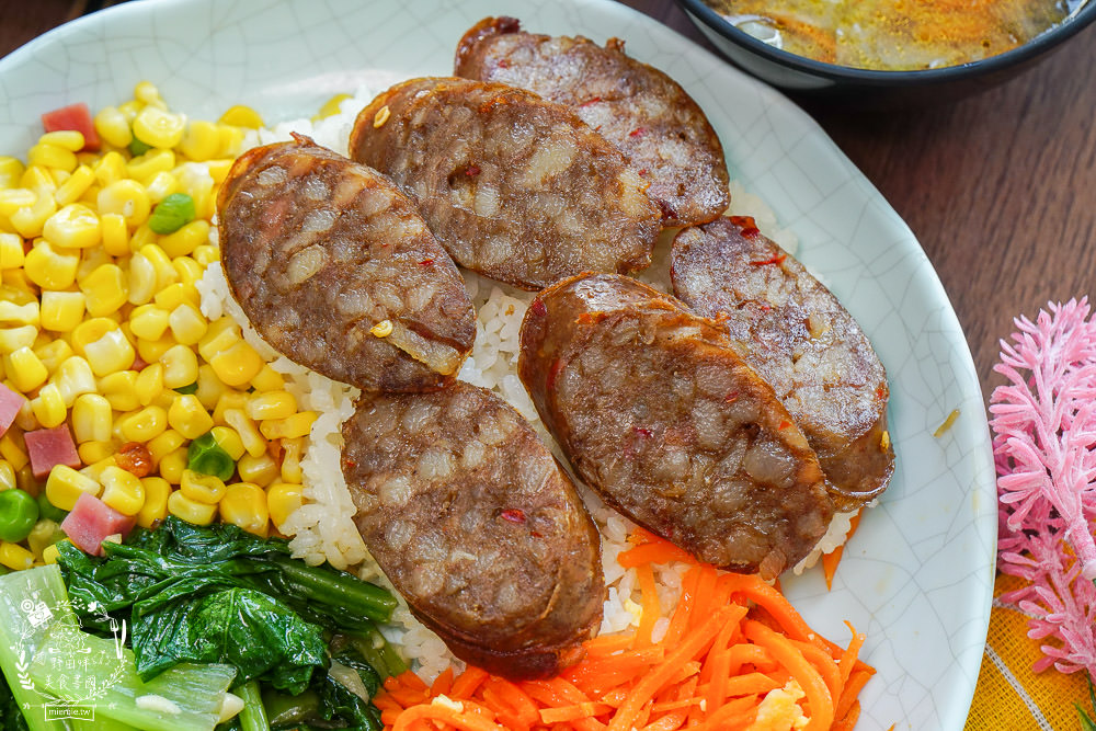 高雄便當推薦[御蕎園排骨飯]三民高CP值便當店!滷肉排骨雙拼人氣推薦!霸氣特餐超豐盛?