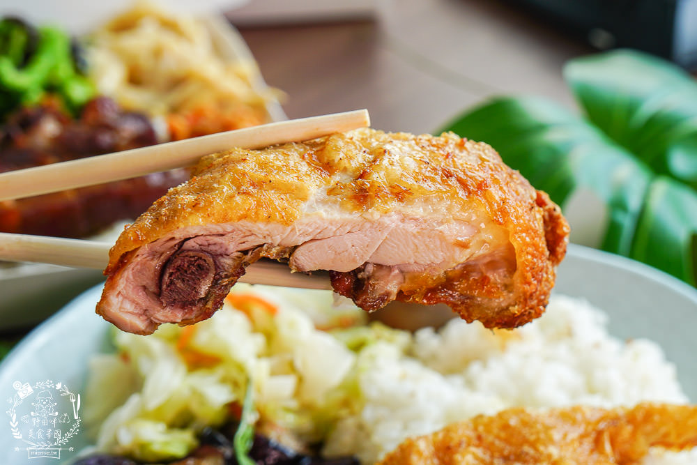 高雄便當推薦[御蕎園排骨飯]三民高CP值便當店!滷肉排骨雙拼人氣推薦!霸氣特餐超豐盛?