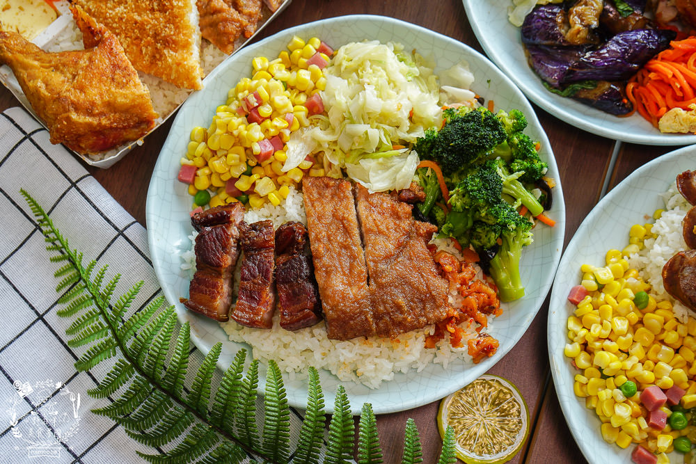 高雄便當推薦[御蕎園排骨飯]三民高CP值便當店!滷肉排骨雙拼人氣推薦!霸氣特餐超豐盛?
