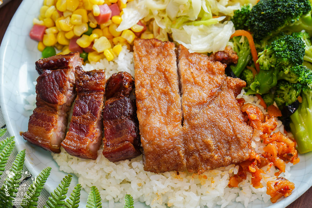 高雄便當推薦[御蕎園排骨飯]三民高CP值便當店!滷肉排骨雙拼人氣推薦!霸氣特餐超豐盛?