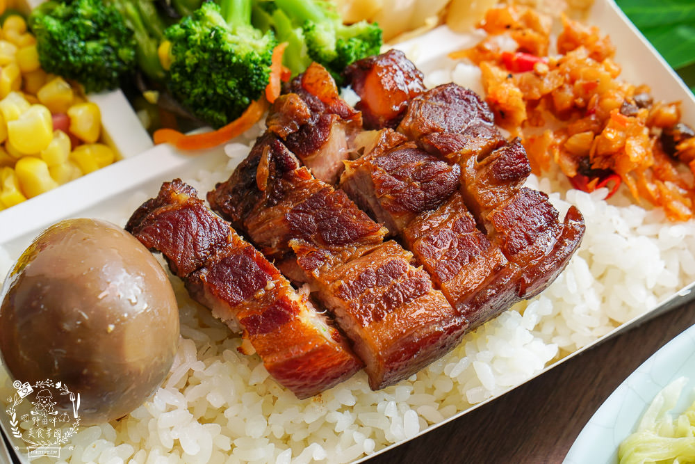 高雄便當推薦[御蕎園排骨飯]三民高CP值便當店!滷肉排骨雙拼人氣推薦!霸氣特餐超豐盛?