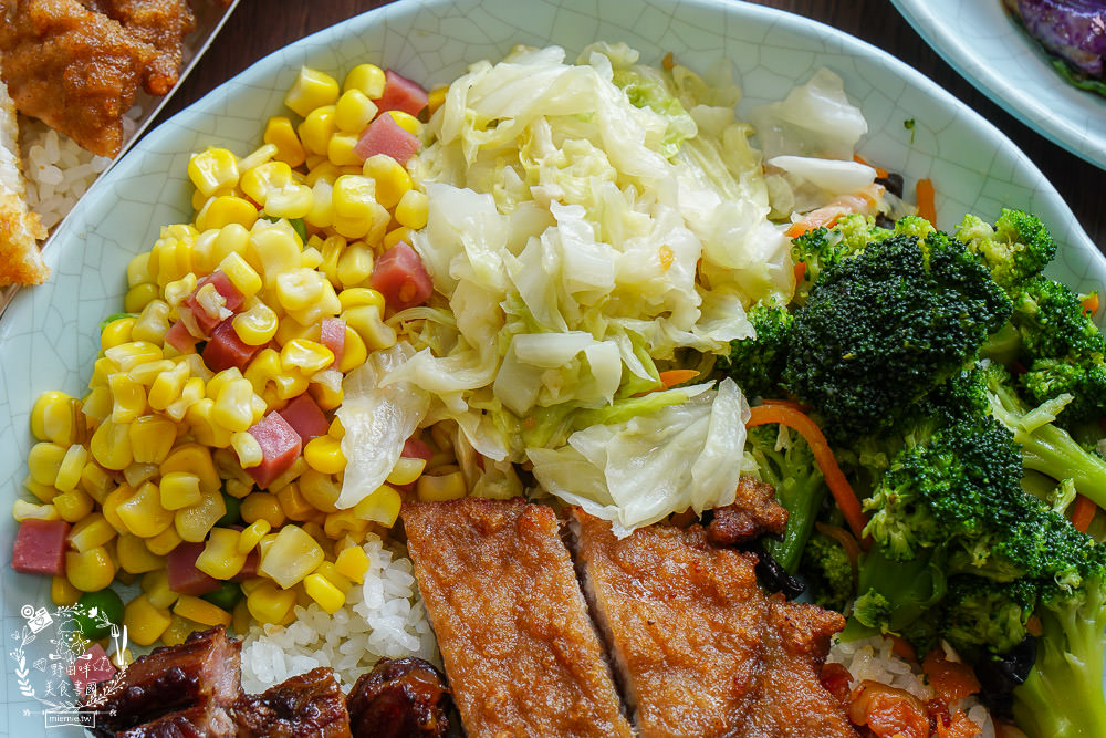 高雄便當推薦[御蕎園排骨飯]三民高CP值便當店!滷肉排骨雙拼人氣推薦!霸氣特餐超豐盛?