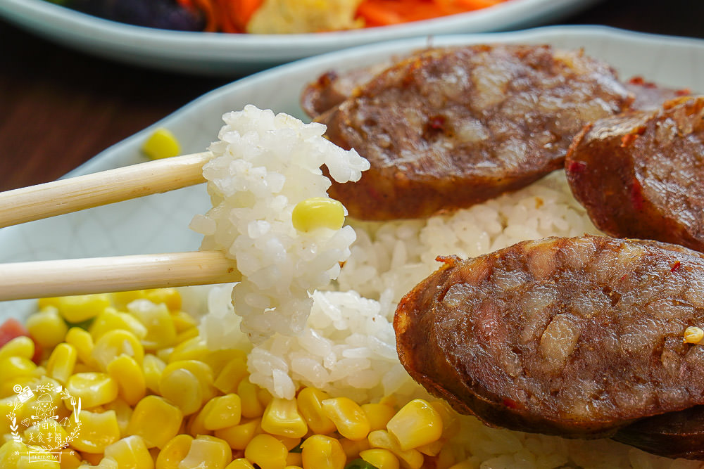 高雄便當推薦[御蕎園排骨飯]三民高CP值便當店!滷肉排骨雙拼人氣推薦!霸氣特餐超豐盛?