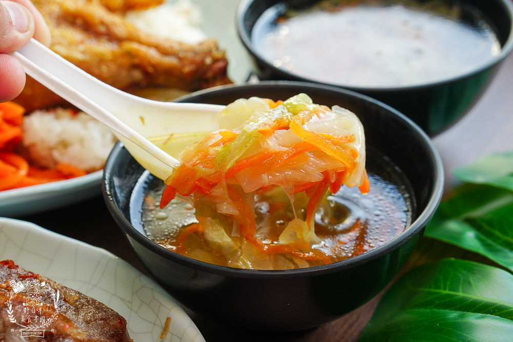 高雄便當推薦[御蕎園排骨飯]三民高CP值便當店!滷肉排骨雙拼人氣推薦!霸氣特餐超豐盛?