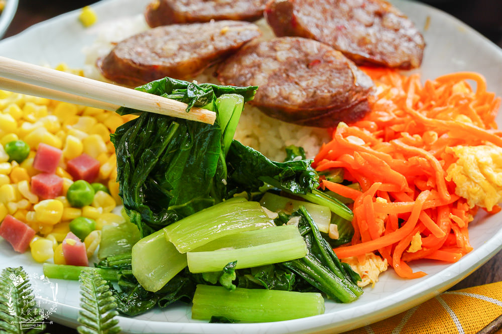 高雄便當推薦[御蕎園排骨飯]三民高CP值便當店!滷肉排骨雙拼人氣推薦!霸氣特餐超豐盛?