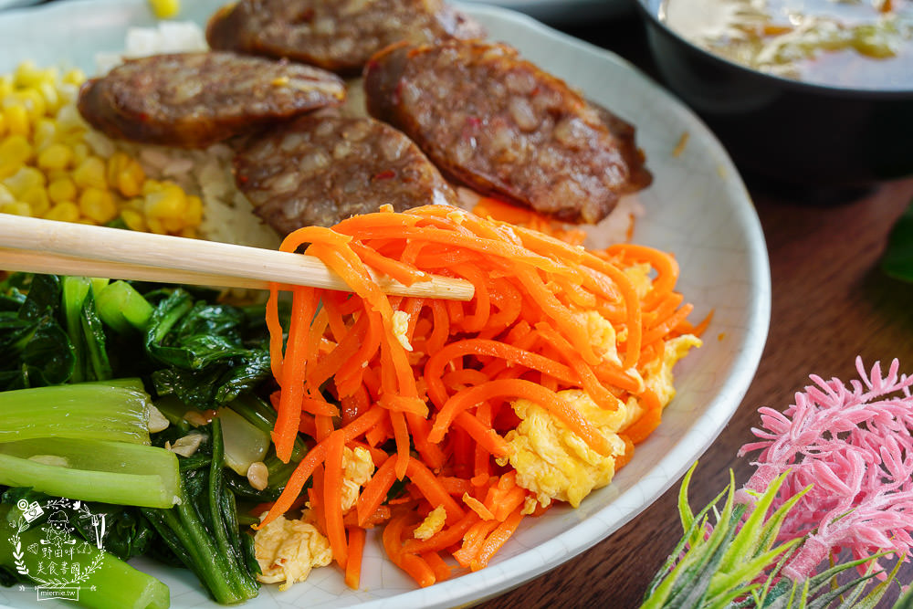 高雄便當推薦[御蕎園排骨飯]三民高CP值便當店!滷肉排骨雙拼人氣推薦!霸氣特餐超豐盛?