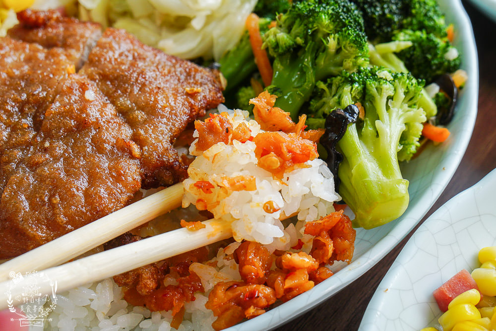 高雄便當推薦[御蕎園排骨飯]三民高CP值便當店!滷肉排骨雙拼人氣推薦!霸氣特餐超豐盛?