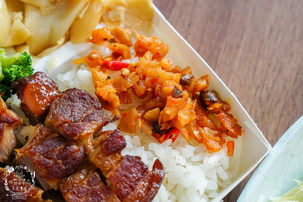 高雄便當推薦[御蕎園排骨飯]三民高CP值便當店!滷肉排骨雙拼人氣推薦!霸氣特餐超豐盛?