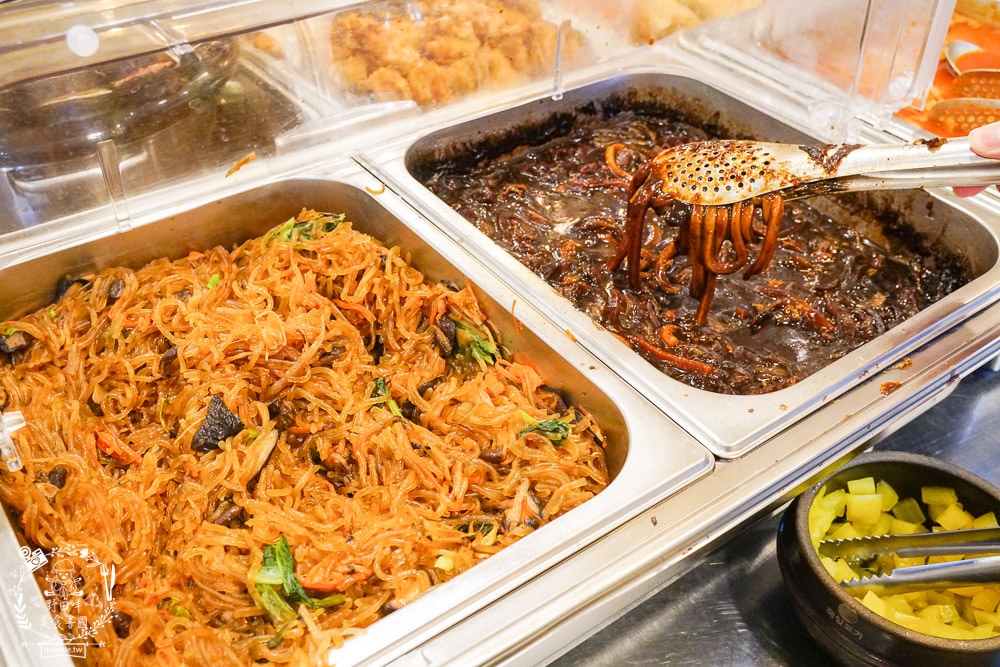 情韓式餐廳|高雄韓式料理399元吃到飽居然有超肥美螃蟹跟韓式滷豬腳?韓國人超愛的銷魂醬醃螃蟹不預定吃不到?