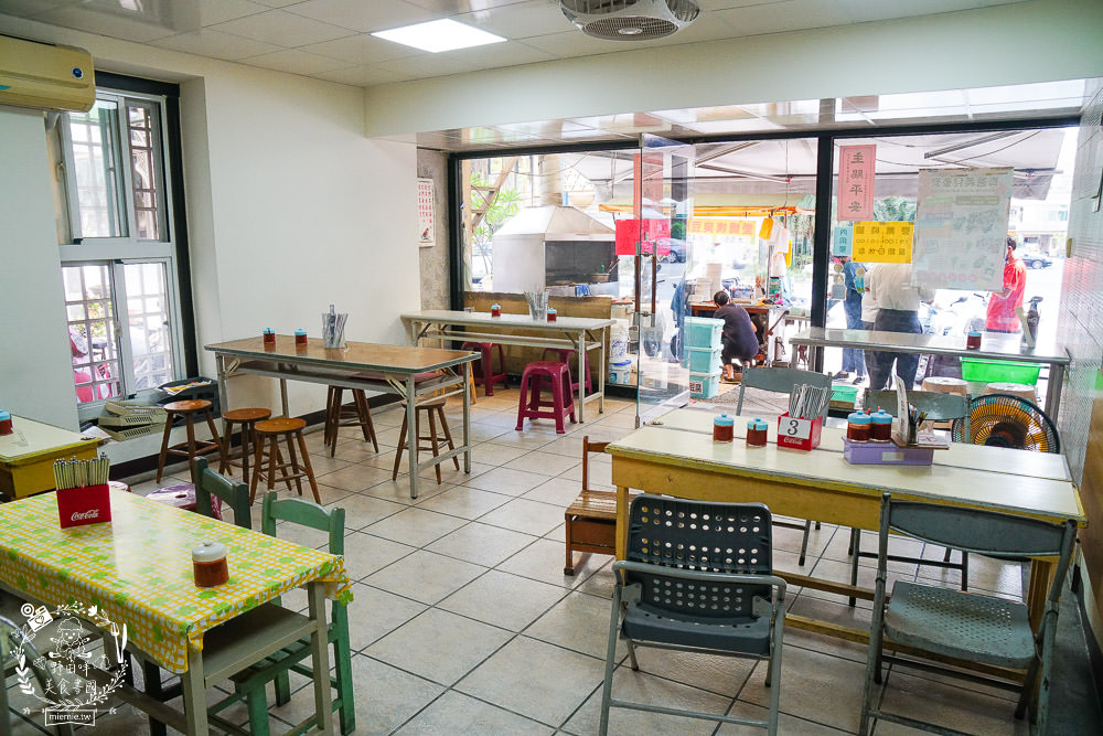 高雄人氣臭豆腐[愛嬌姨臭豆腐]武廟排隊美食|四小時就賣完了?!有室內座位與冷氣?!