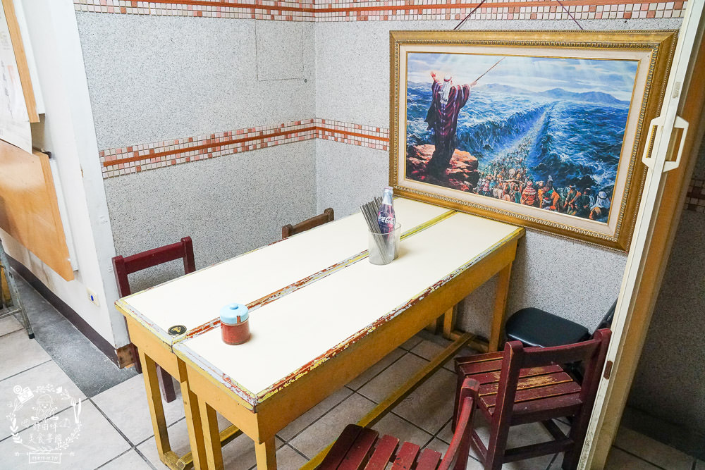 高雄人氣臭豆腐[愛嬌姨臭豆腐]武廟排隊美食|四小時就賣完了?!有室內座位與冷氣?!