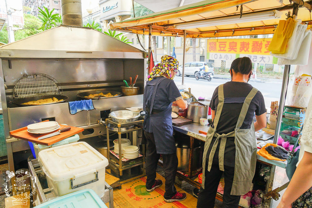 高雄人氣臭豆腐[愛嬌姨臭豆腐]武廟排隊美食|四小時就賣完了?!有室內座位與冷氣?!